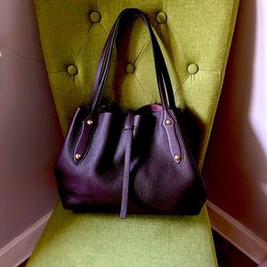 A medium all leather tote bag. Hardly used. It fits a lot of stuff!